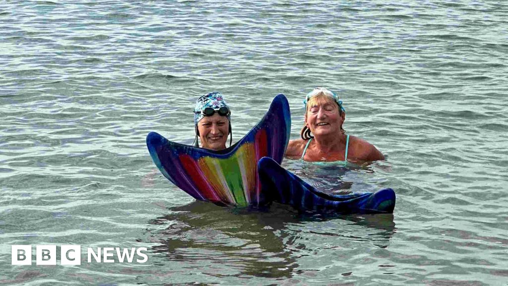 'Mermaids' complete Guernsey to Herm swim