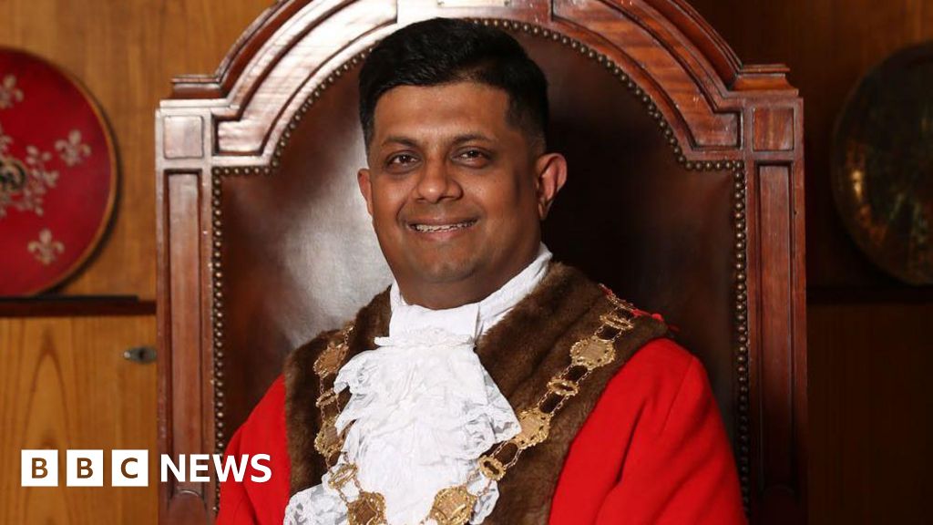 Ex mayor apologises for helping family with visas