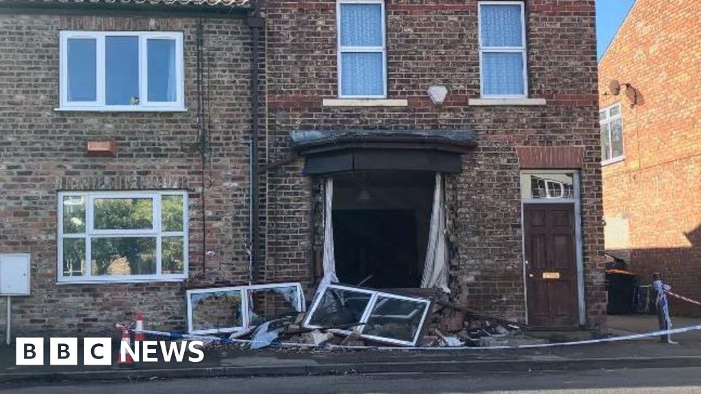 Car Crashes Into Houses in Strensall, Manchester Injuring Multiple