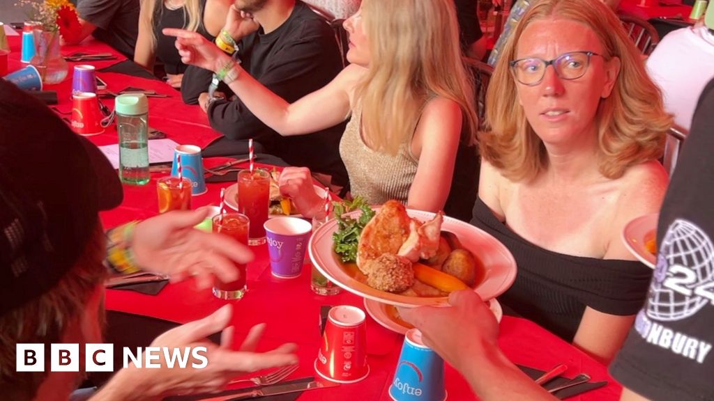 Hundreds queue for roasts at Glastonbury Festival