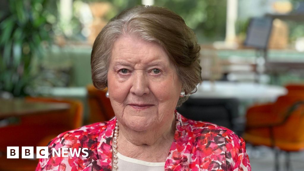 Mourners gather for Patricia Routledge's funeral