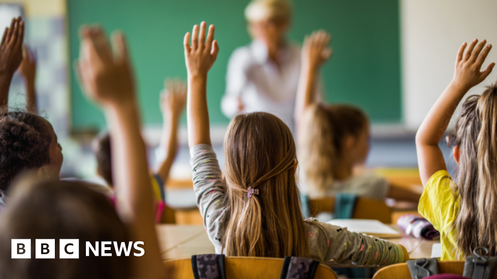 Plaid to promise teachers extra money to stay in Wales