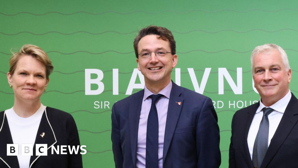 Guernsey and Jersey deputies discuss sea and air links