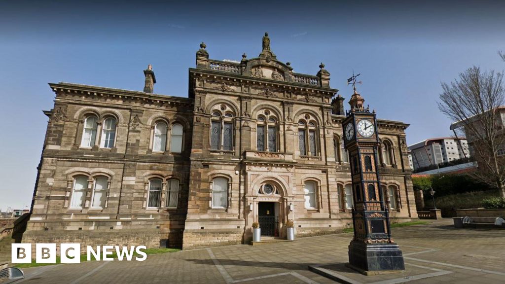 Gateshead's Old Town Hall set for homes transformation - BBC News