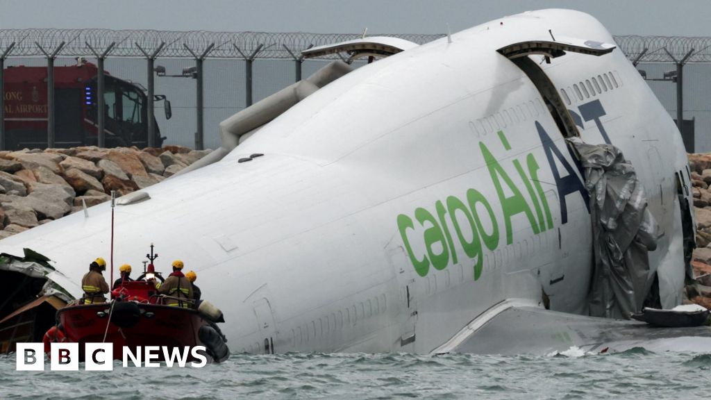 Two dead after Emirates cargo plane skids off Hong Kong runway into sea thumbnail