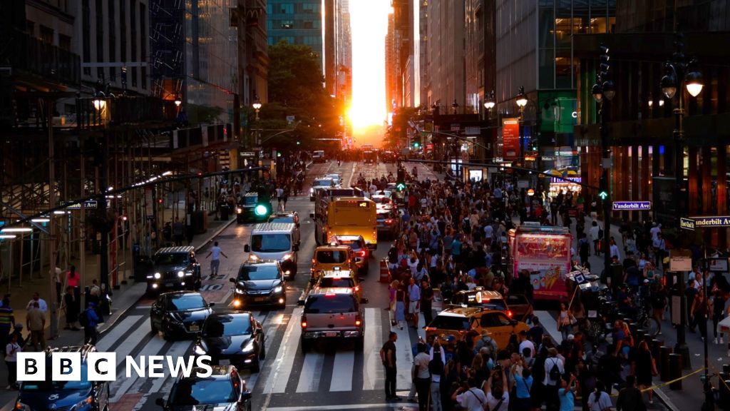 New York crowds gather for sunset 'Manhattanhenge' BBC News