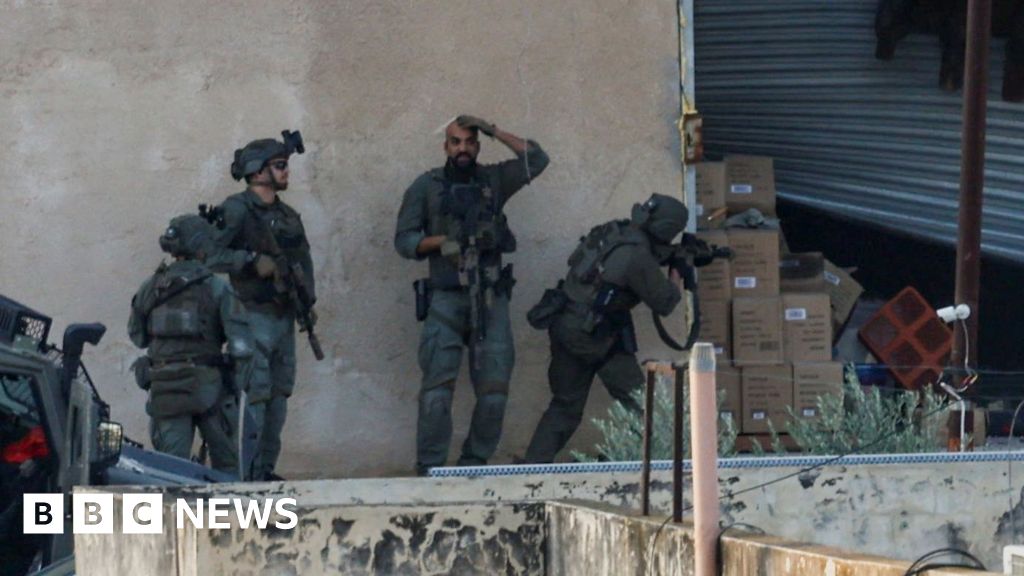 قوات إسرائيلية تقتل فلسطينيين اثنين بعد أن بدا أنهما استسلما