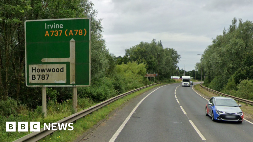 Woman and four horses killed in crash in Renfrewshire