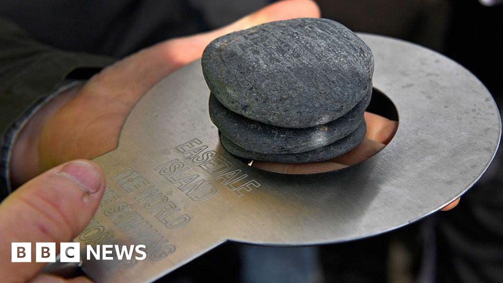 Hundreds gather on Easdale for world stone skimming contest