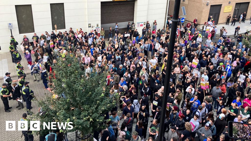 Southampton: Hundreds gather in city for counter-protests