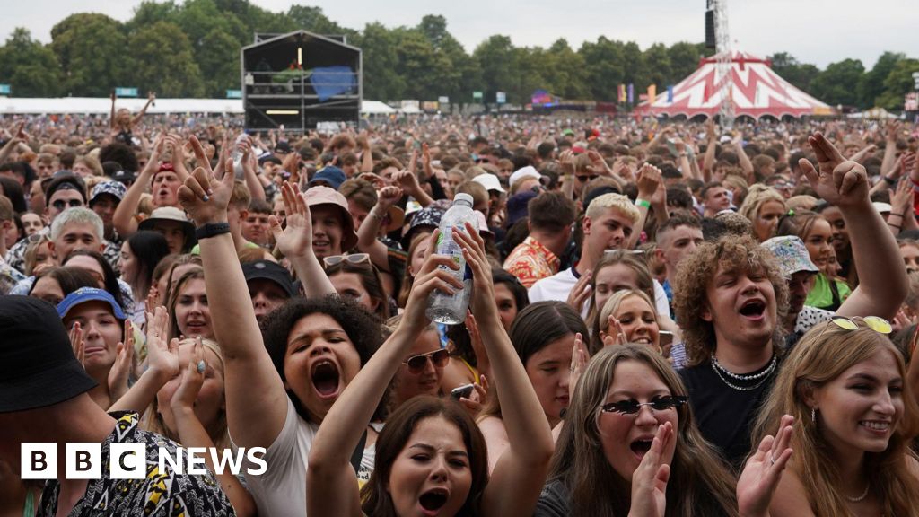 Thousands Attend Tramlines Festival Sheffield Featuring Pulp