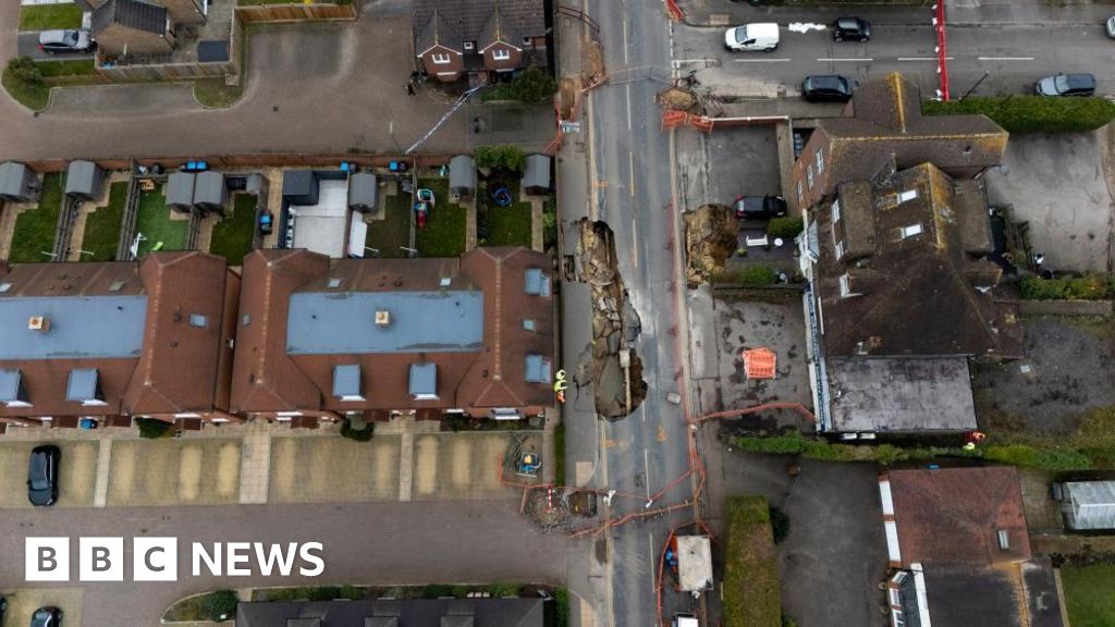 Man, 87, 'staying put' in home metres from sinkhole