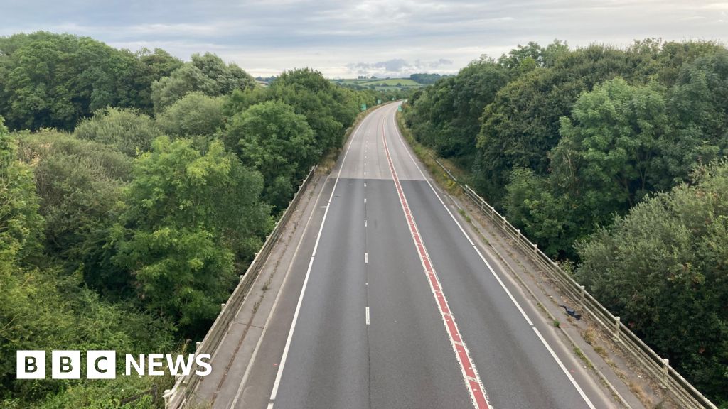 Three people die in A303 crash - BBC News