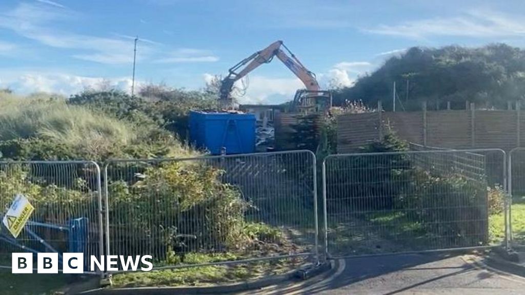 Hemsby: Demolition Begins On Home Close To Cliff Edge - BBC News