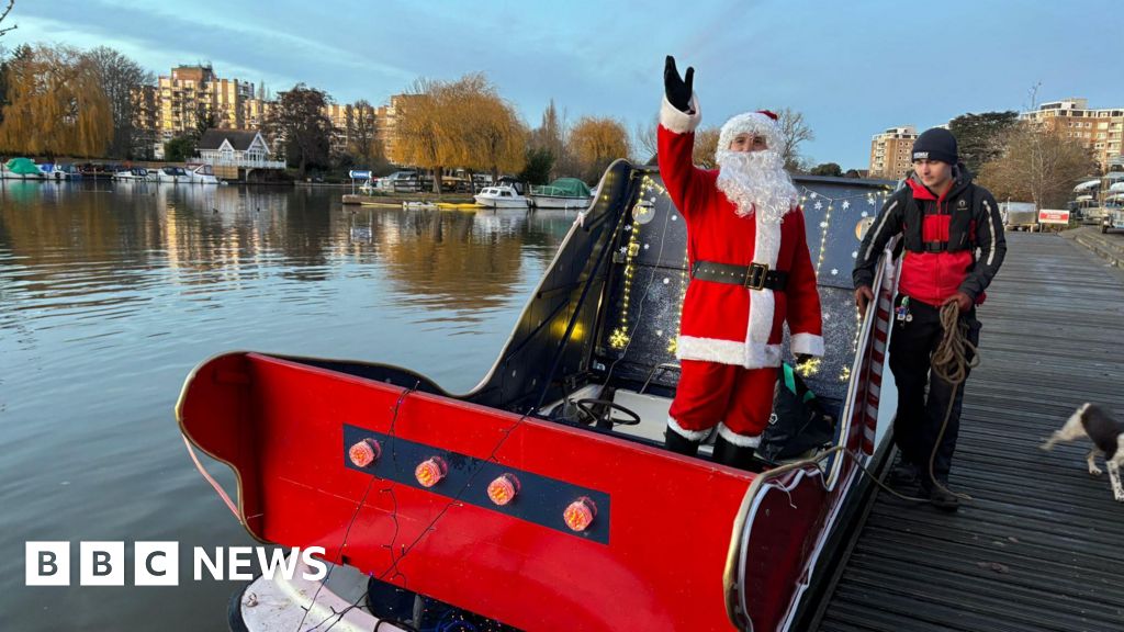 Santa takes to the Thames in fundraising effort