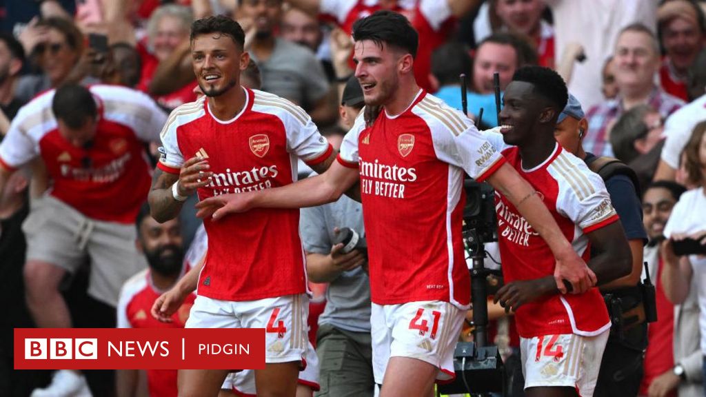 Gabriel Martinelli of Arsenal celebrates with teammates after scoring  News Photo - Getty Images