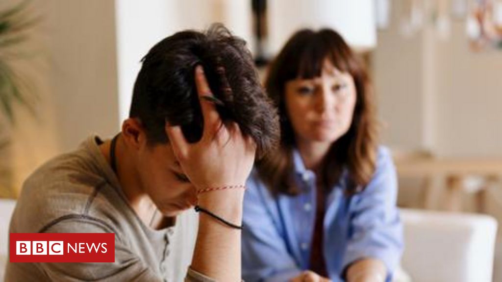 'Pais de adolescentes estão tão solitários e depressivos quanto filhos, mas são ignorados'