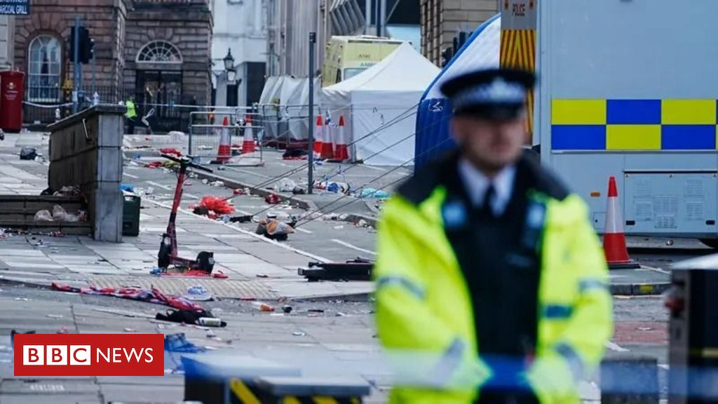 Motorista avança sobre multidão em Liverpool, na Inglaterra, e deixa mais de 20 feridos, incluindo crianças
