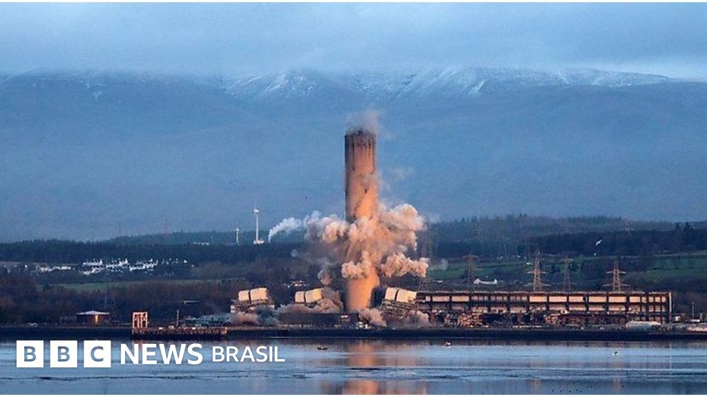Chaminé de 182 metros é reduzida a escombros na Escócia