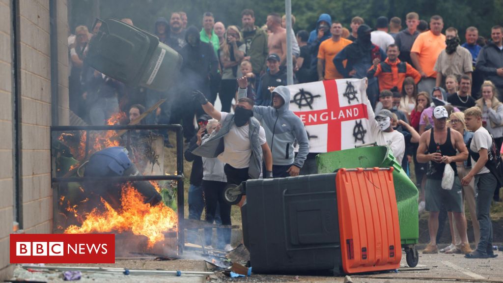 A estratégia do governo britânico para conter protestos violentos de direita radical