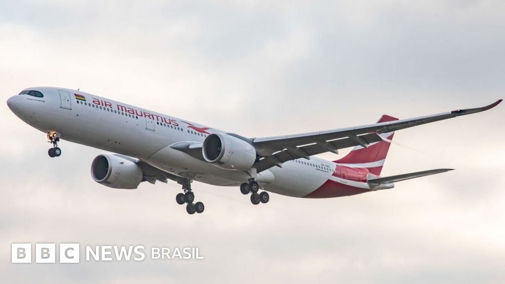 Recém-nascido é encontrado em lixeira de banheiro de avião