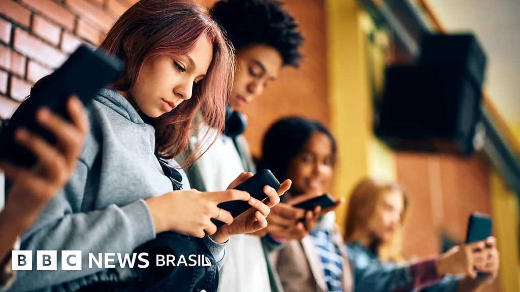As novas leis que tentam tornar redes sociais menos viciantes para crianças e adolescentes