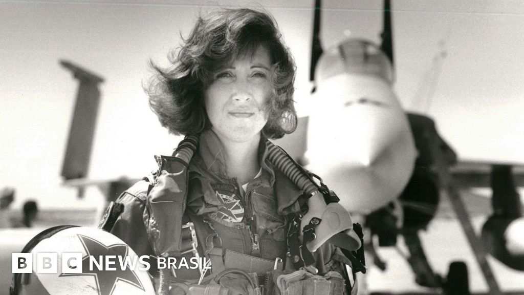 A piloto de combate com 'nervos de aço' que salvou a vida de 148 passageiros