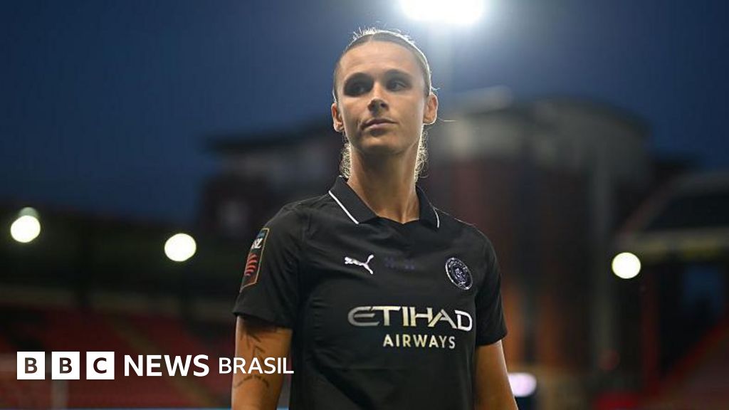 'Ser gay não parecia normal, até eu começar a jogar futebol'