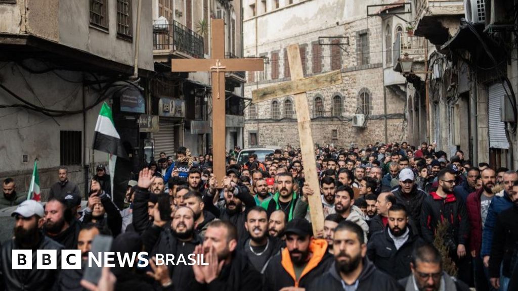 Síria: manifestantes cristãos fazem protesto após queima de árvore de Natal