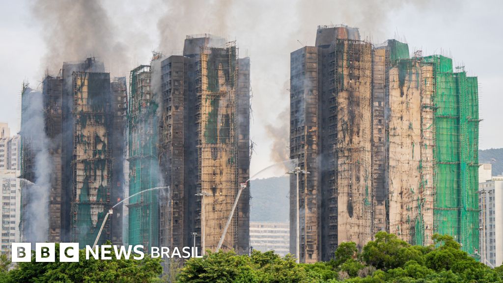 Icônicos andaimes de bambu podem ter ajudado a espalhar fogo em incêndio devastador em Hong Kong