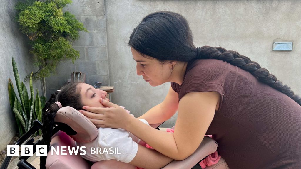 A mãe que refez a vida após ser abandonada com filha com zika: 'Cada dia é uma vitória'