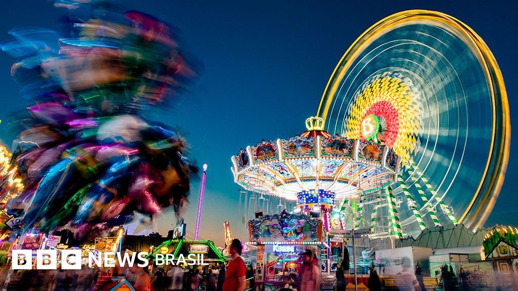 O momento em que parte de brinquedo cai em parque de diversões nos EUA