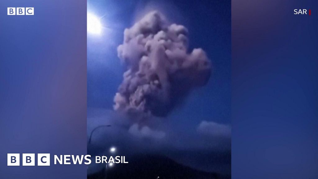 As impressionantes imagens de erupção de vulcão que fez milhares serem evacuados na Indonésia