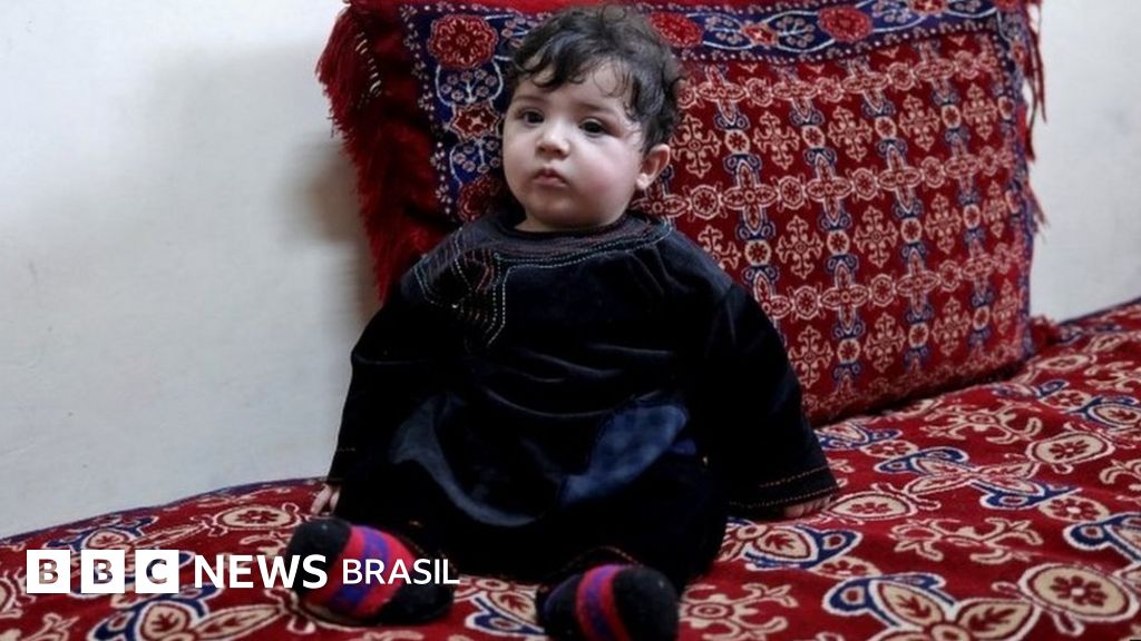 Afeganistão: bebê perdido durante caos na retirada de Cabul é devolvido para família