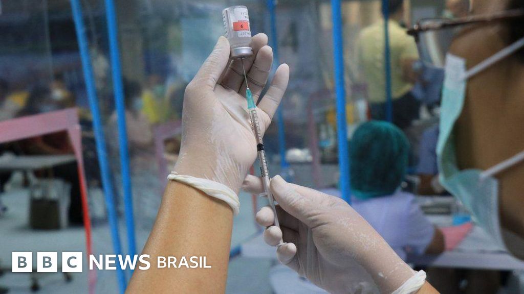 Por que AstraZeneca decidiu 'aposentar' sua vacina contra covid, após 3 bilhões de doses