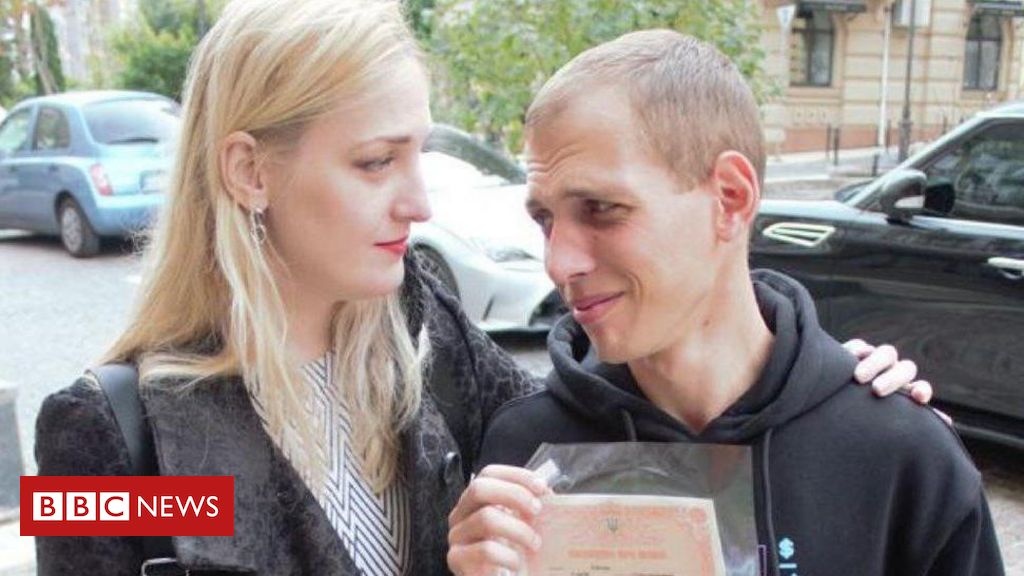 O soldado ucraniano amputado e cego que sobreviveu à guerra graças à voz da esposa