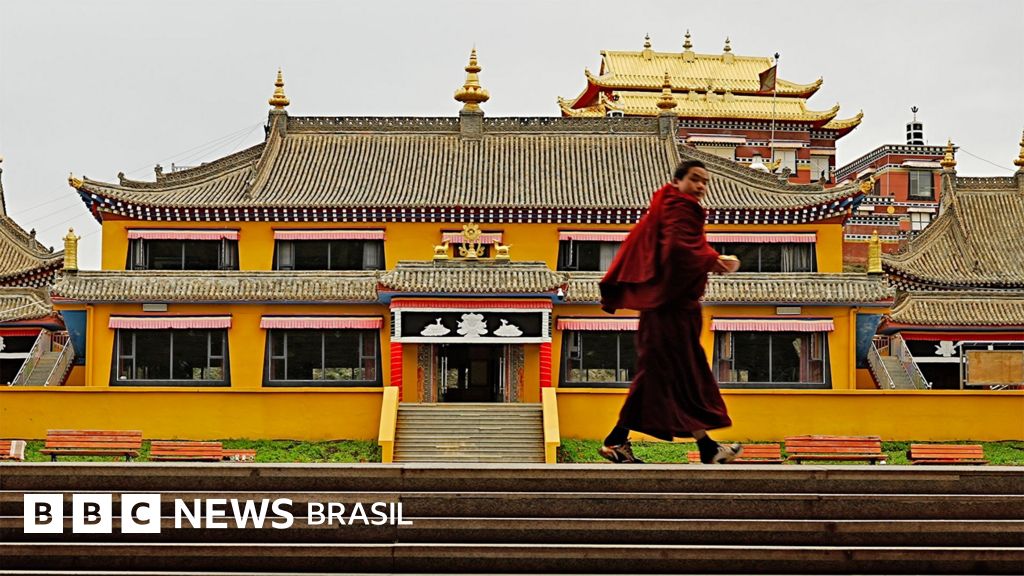 Por dentro do monastério de monges tibetanos que tentam resistir à China