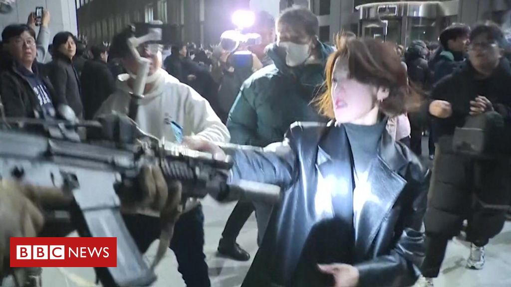 A mulher que agarrou arma de soldado e se tornou símbolo da resistência à lei marcial na Coreia do Sul