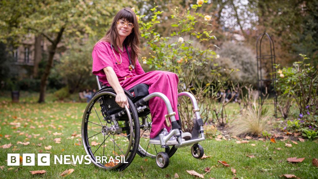 'Um homem caiu em cima de mim no shopping e fiquei paraplégica'