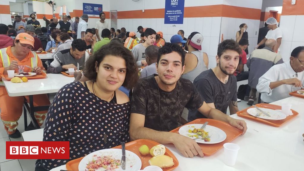 A espera dos desempregados que se acumulam na fila do restaurante a R$ 1