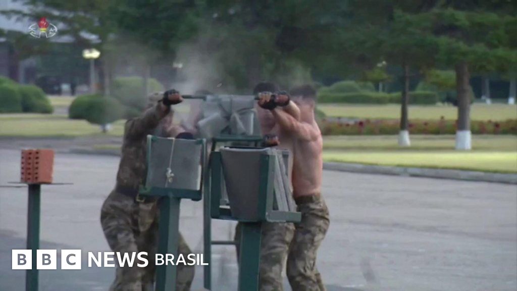 Soldados norte-coreanos quebram concreto com a cabeça em exibição para líder