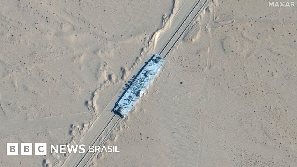 As imagens que revelam maquetes de navios militares dos EUA no deserto da China