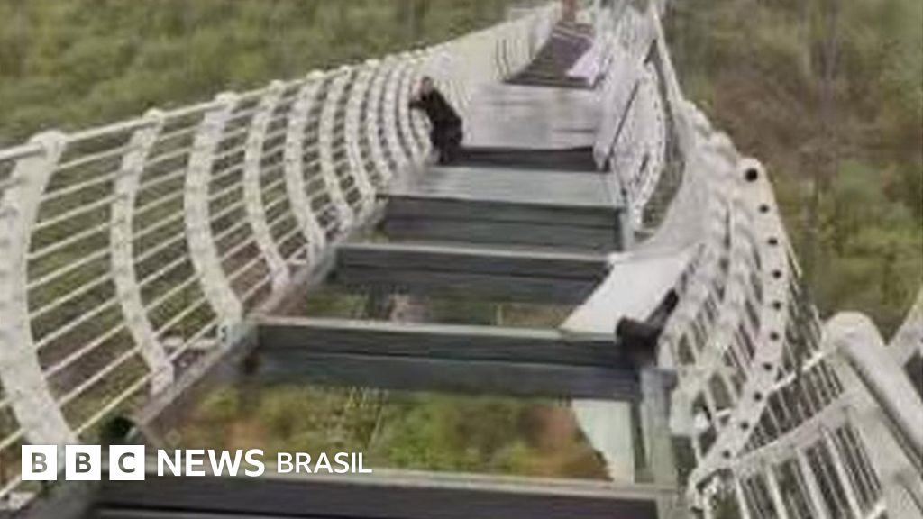 Ponte de vidro na China quebra e homem fica pendurado a 100 metros de