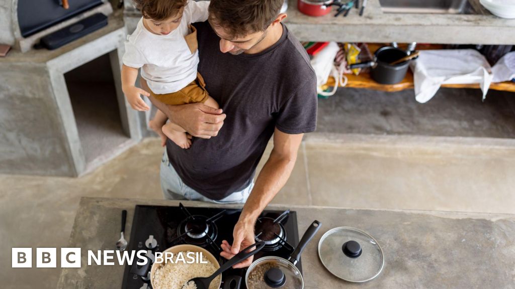 'Cadê a mãe?': As perguntas ouvidas por pais que cuidam dos filhos sem uma mulher por perto