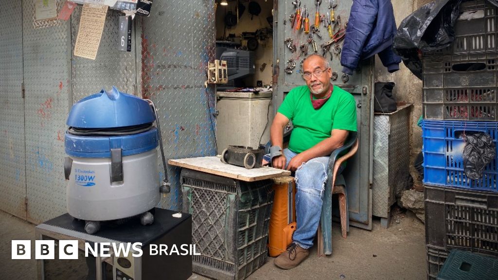‘Sou policial, mas conserto microondas para sobreviver’: os ‘bicos’ feitos por venezuelanos em meio à crise