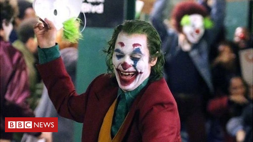 Coringa morreu de rir reagindo as melhores pegadinhas do arbusto