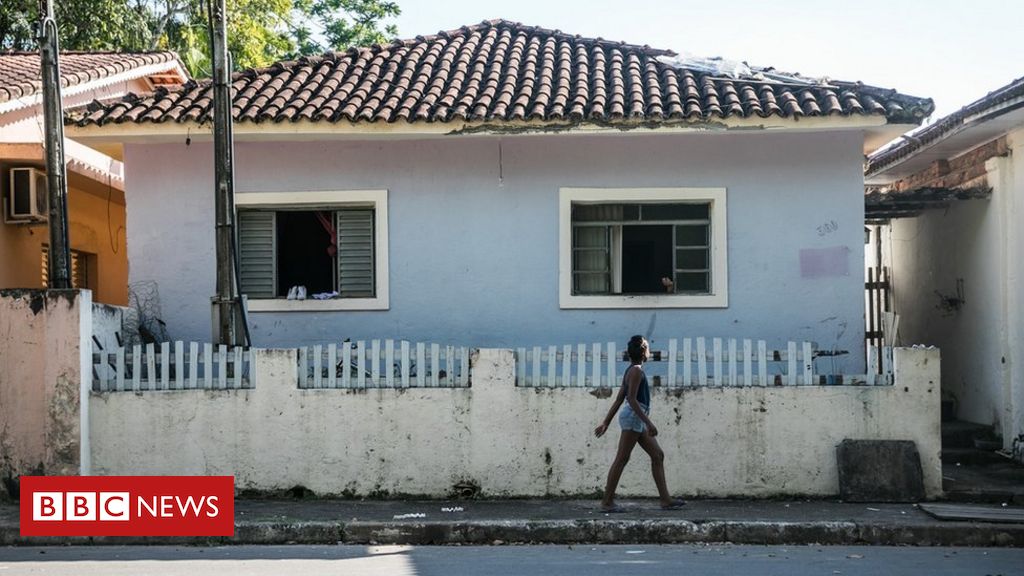 Crianças procuram a polícia após vizinha tomar bola