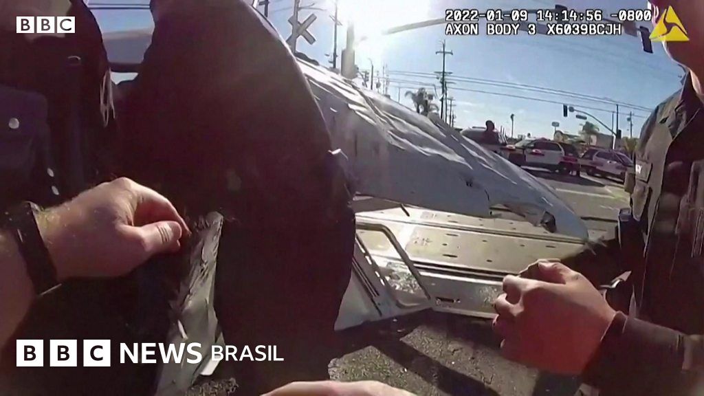 Piloto acidentado é salvo momentos antes de avião ser atingido por trem