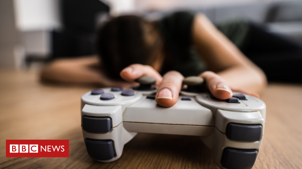 A menina com portátil joga o conceito dos jogos do vício do jogo