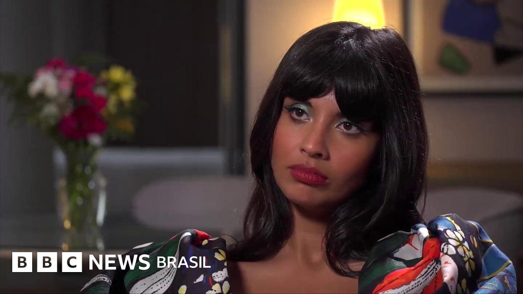 Por que atriz Jameela Jamil acusa celebridades das redes sociais como